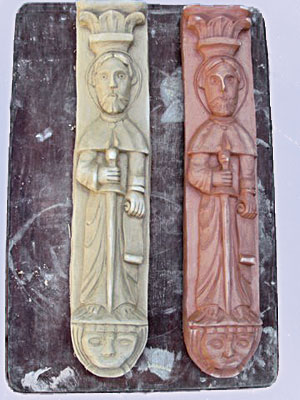 Bas reliefs obtenus par estampage de fibrargile dans un moule en &eacute;lastom&egrave;re