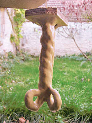 Le mod&egrave;le en cire est tremp&eacute; dans une barbotine